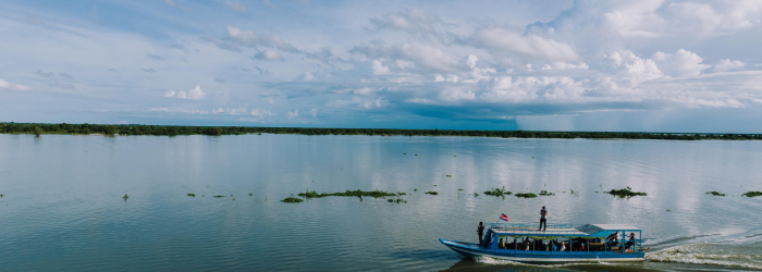Barque traditionnelle sur le lac Tonlé Sap au Cambodge
