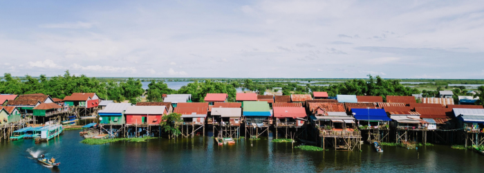 Village sur pilotis au bord du lac Tonlé Sap