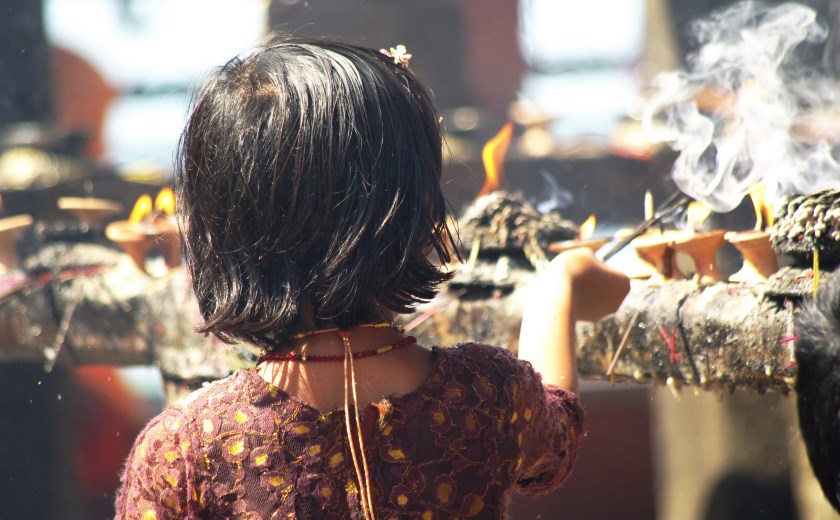 Petite fille priant dans le temple Hindu de Manakamana