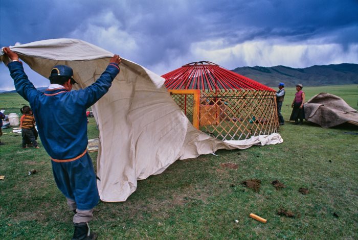 Nomade de Mongolie préparant sa ger ou yourte traditionnelle