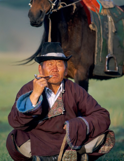 Nomade fumant la pipe avec son cheval