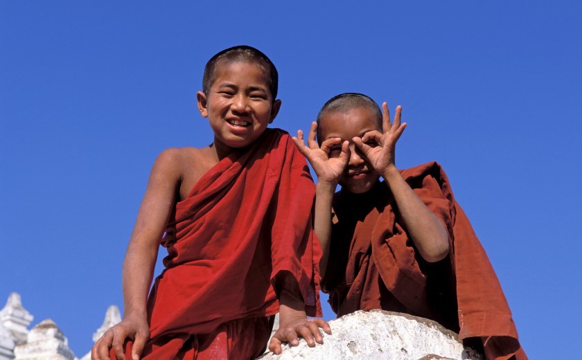 Deux enfants moines birmans jouant dans un temple