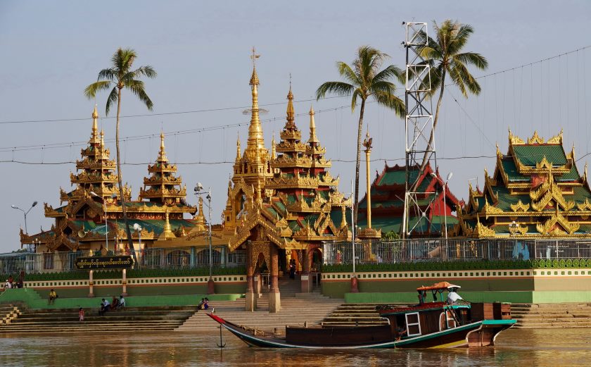 Dans les environs de Yangon ou Rangoon, pagode de Paya Yele à Kyauktan