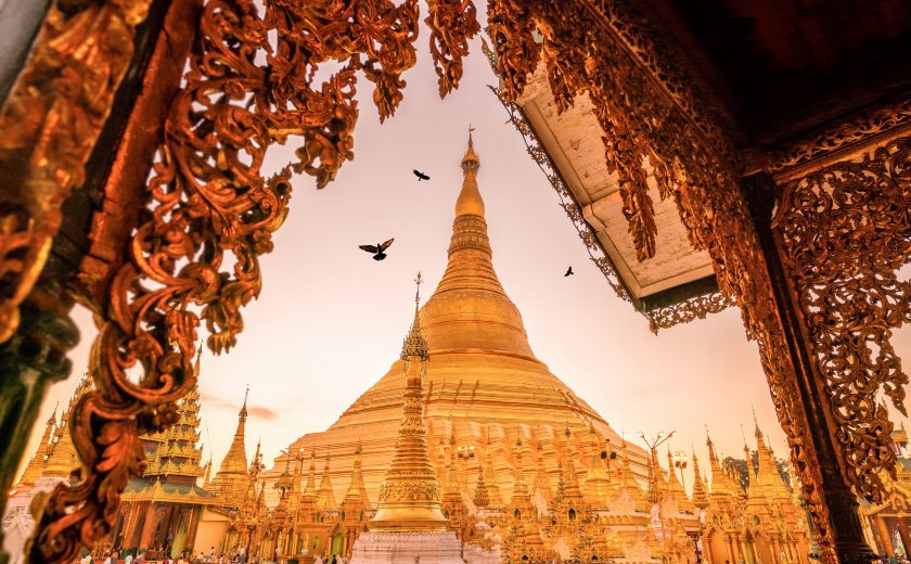 Lever de soleil sur la pagode Shwedagon