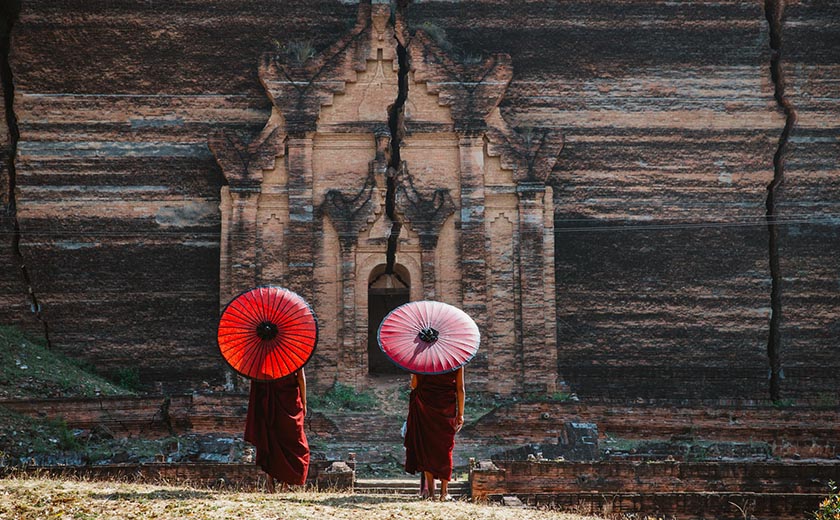 Deux moines birmans en chemin vers le temple