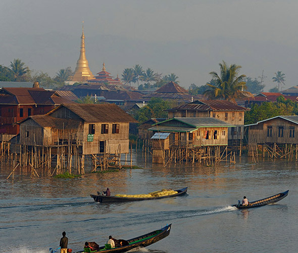 Traditionnel village flottant sur le lac Inle en Birmanie