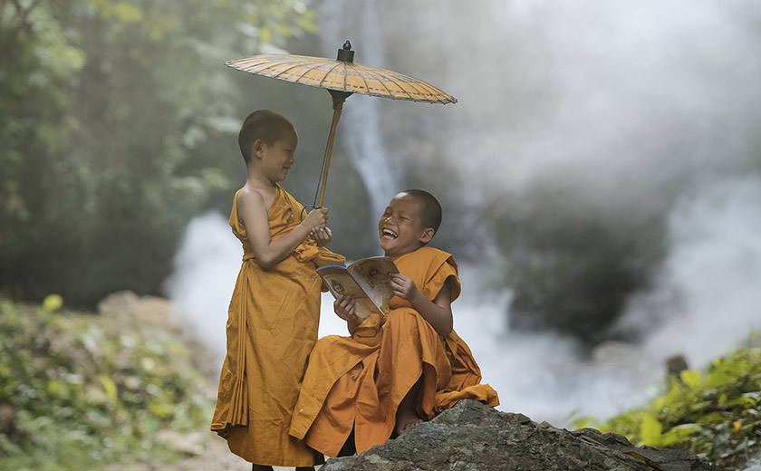 Deux moines novices étudiant dans un monastères en Birmanie