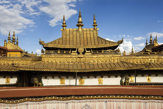 Toit du monastère du Jokhang au Tibet