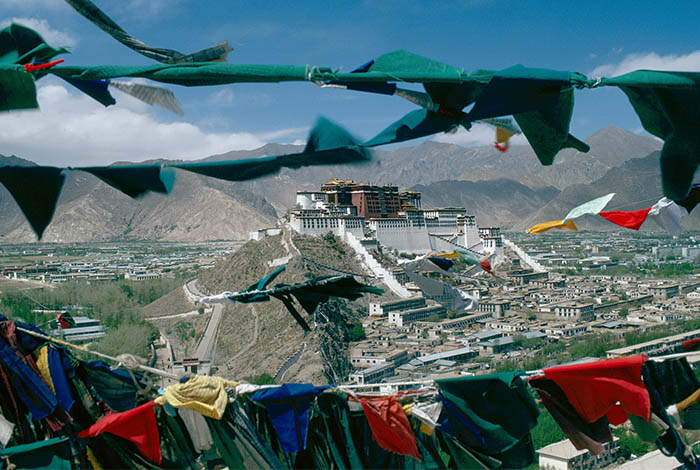 Palais du Potala au Tibet au printemps