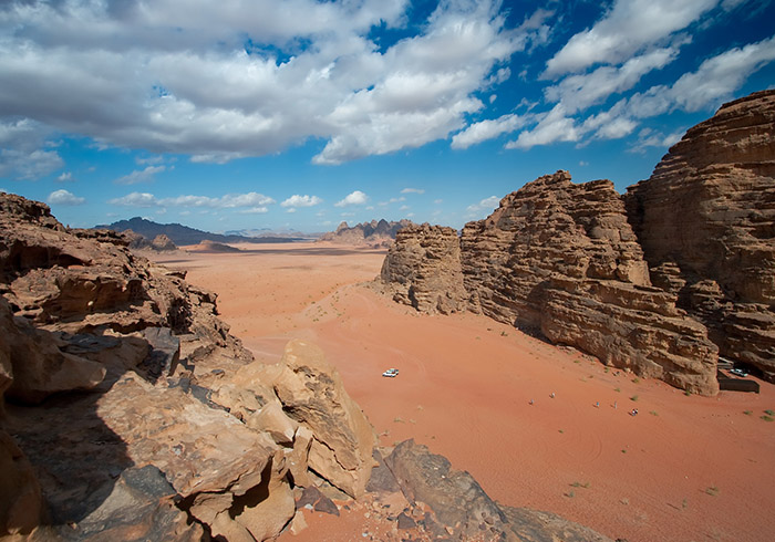 Site de Wadi Rum, un désert sauvage à visiter en 4x4, à pied ou en montgolfière