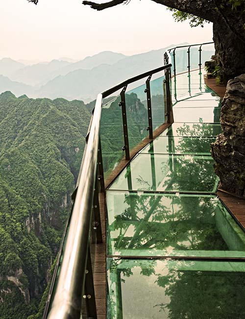 Pont de verre sur la montagne Tian men dans le parc de Zhangjiajie