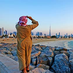 Homme regardant le coucher du soleil sur Dubaï