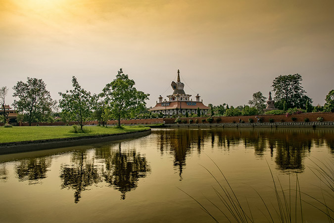 Coucher de soleil dans le temple de Lumbini