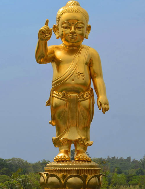 La petite statuette de bouddha en or, visible au Népal sur un lieu de pelerinage