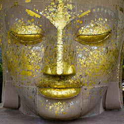 Gros plan sur le visage d'une statue de bouddha à Sarnath