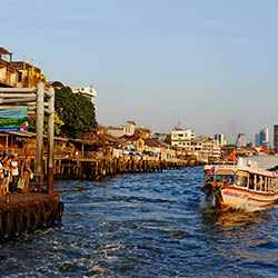 Bateau bus sur le fleuve Chao Phraya