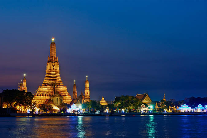 Vue du temple Wat Arun depuis la rivière du Chaophraya
