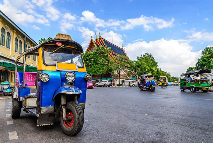 Tuk Tuk garré dans une rue de Bangkok