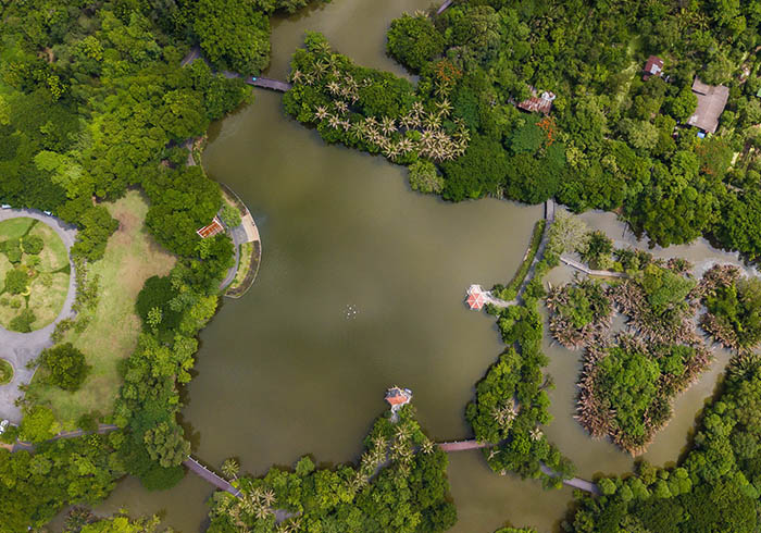 Vue aérienne du parc et du jardin botanique du Sri Nakhon à Bang Krachao