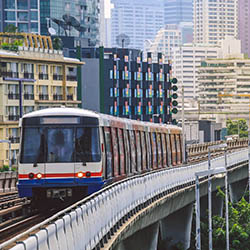 Skytrain appelé BTS circulant dans la ville de Bangkok