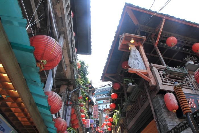 Ruelle de Taipei aux facades de bâtiments couvertes de lanternes