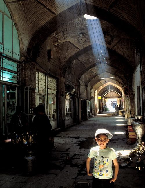 Enfant iranien dans le bazar de Ispahan, Iran