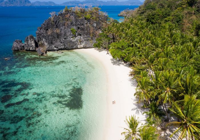 Les eaux transparentes du lagon secret aux environs de El Nido aux Philippines