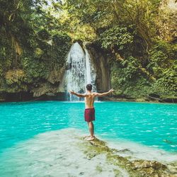 Voyageur découvrant les chutes de Kawasan sur Cebu Island aux Philippines