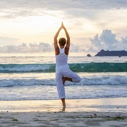 Séance de yoga au petit matin aux Maldives