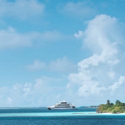 Yatch naviguant dans les eaux maldiviennes