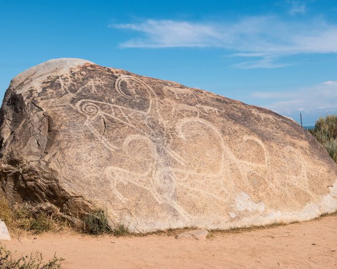Petroglyphes sur les rochers près de Issyk Kul