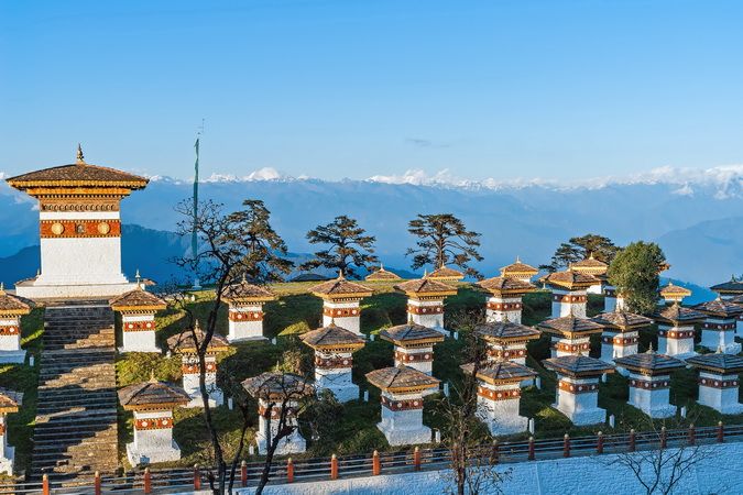 Chortens ou stupas commémoratifs avec Himalaya en arrière plan, Bhoutan