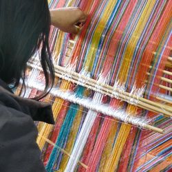 Jeune fille travaillant sur un métier à tisser, Thimphu, Bhoutan