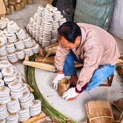 Préparation des sachets de thé dans une usine de Pu'er au Yunnan