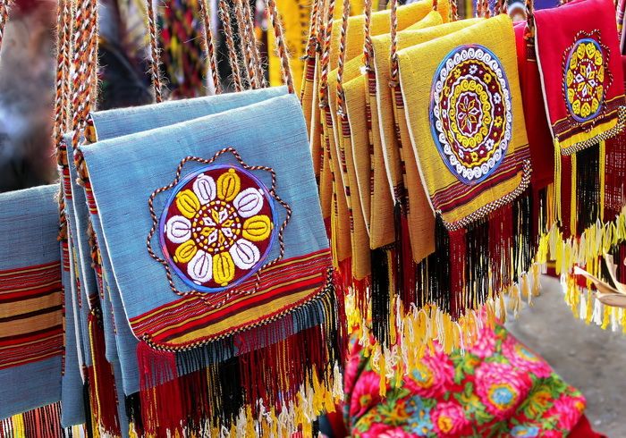 Sacs ornés à la main, étale de marché à Achgabat, Turkménistan