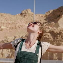 Jeune touriste découvrant la ville Ai-Aïn