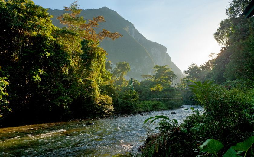 Lever de soleil au dessus de la rivière dans la jungle de Malaisie