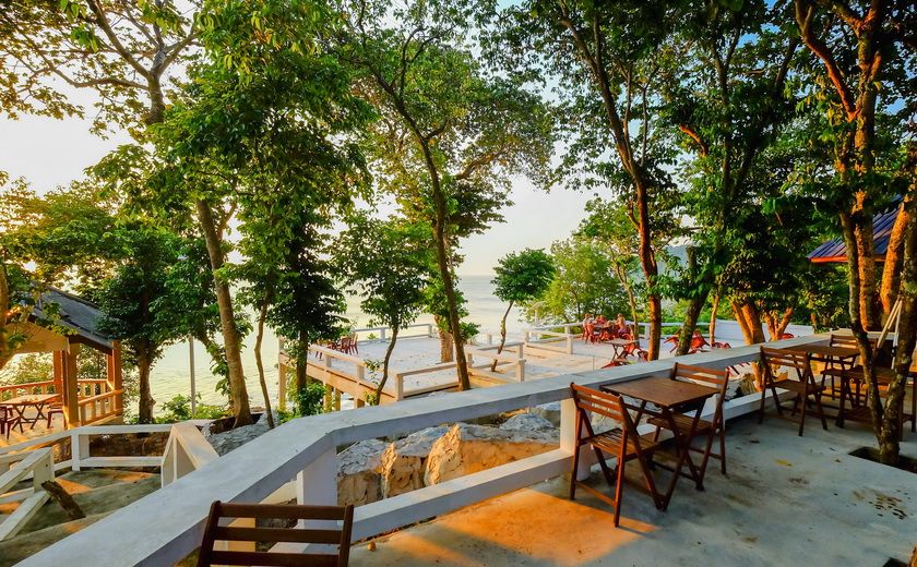 Terrasse d'un resort sur l'île de Perhentian en Malaisie