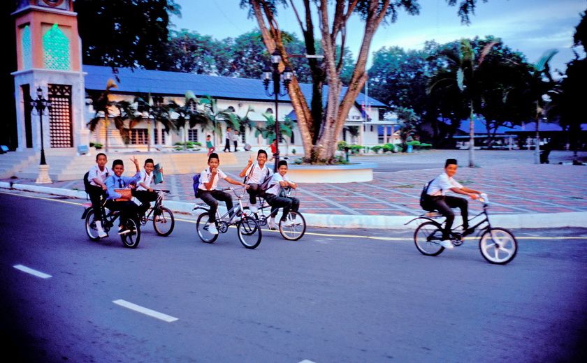 Groupe de jeunes malaisiens à la sortie de l'école, Malaisie