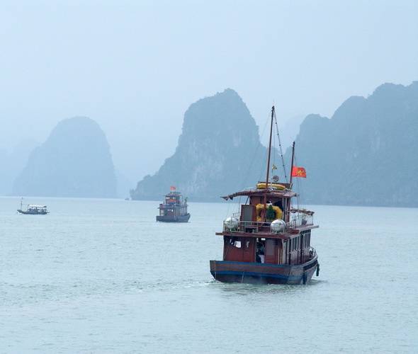 Jonque de croisière sur la baie d'Halong