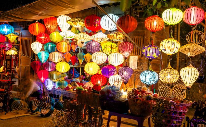 Rue du marché de Hoi An, illuminée de lampions à la nuit tombée