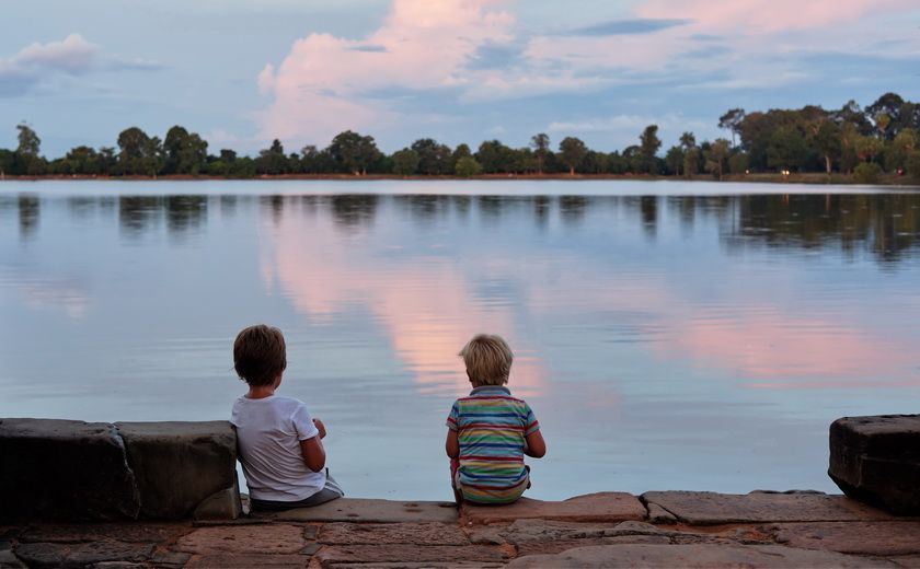 Deux enfants se reposant sur la rive après une chaude journée à Angkor Wat, Cambodge