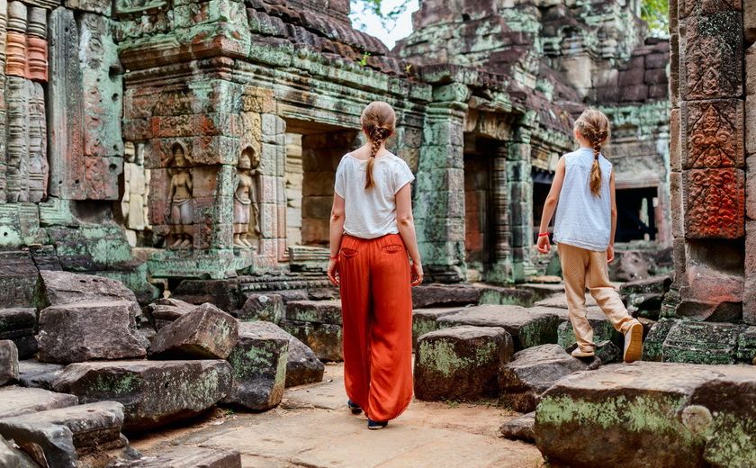 Famille visitant le site archéologique de Angkor au Cambodge