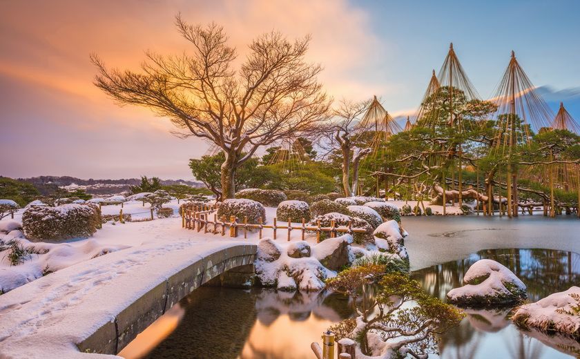 Jardin Kenroku-en sous la neige, à Kanazawa, Japon