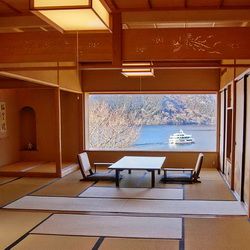 Vue sur le lac Ashi au ryokan Ryuguden à Hakone, Japon