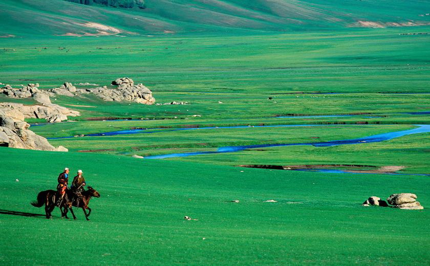 Cavaliers mongols dans la vallée d'Orkhon, Mongolie