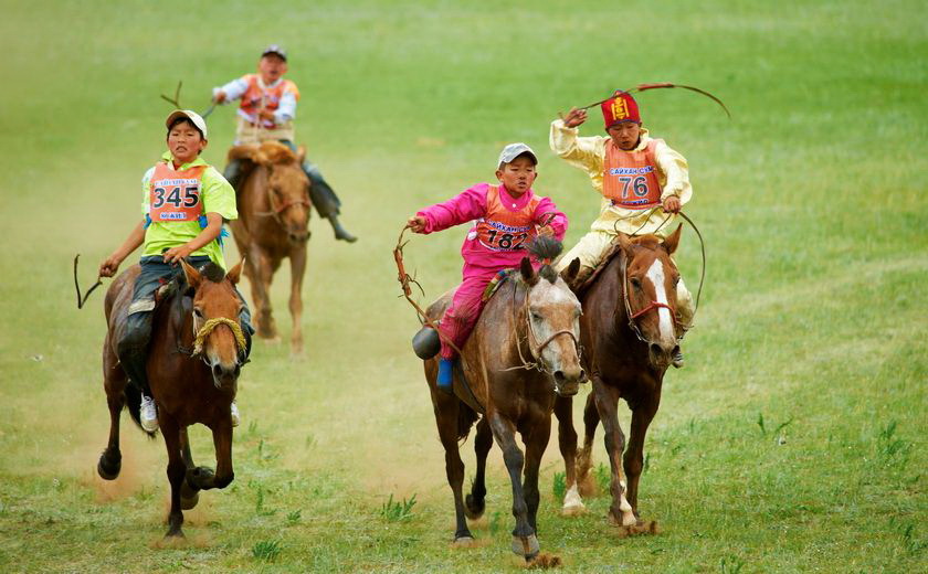 Course de chevaux pendant le festival de Naadam, Mongolie