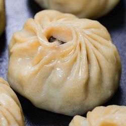 Plat de buuz traditionnel de Mongolie : ravioli à base de viande