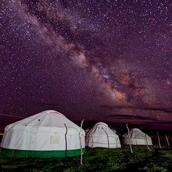 Ciel étoilé au dessus de yourtes en Mongolie