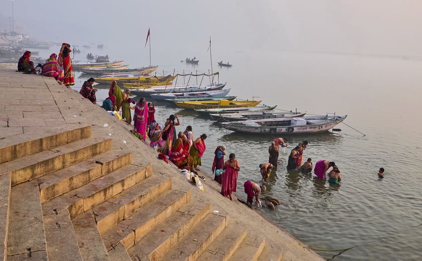 Femmes indiennes se baignant dans le Gange, Varanasi, à côté des Ghât, Inde